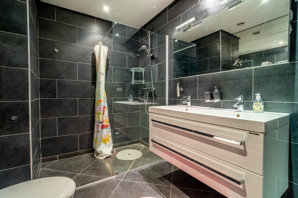 Shower, Toilet, Bathroom, towels
