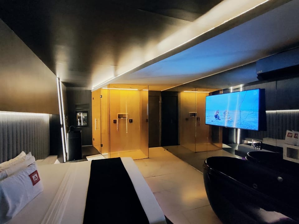 Bed, Hot Tub, Hot Tub, Bathroom