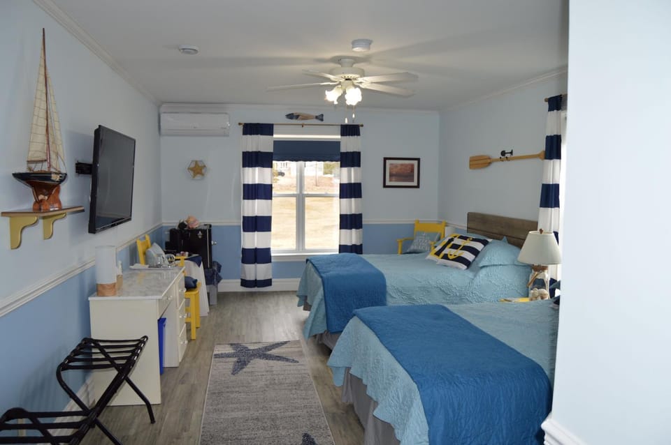 Bed, TV and multimedia, Bedroom