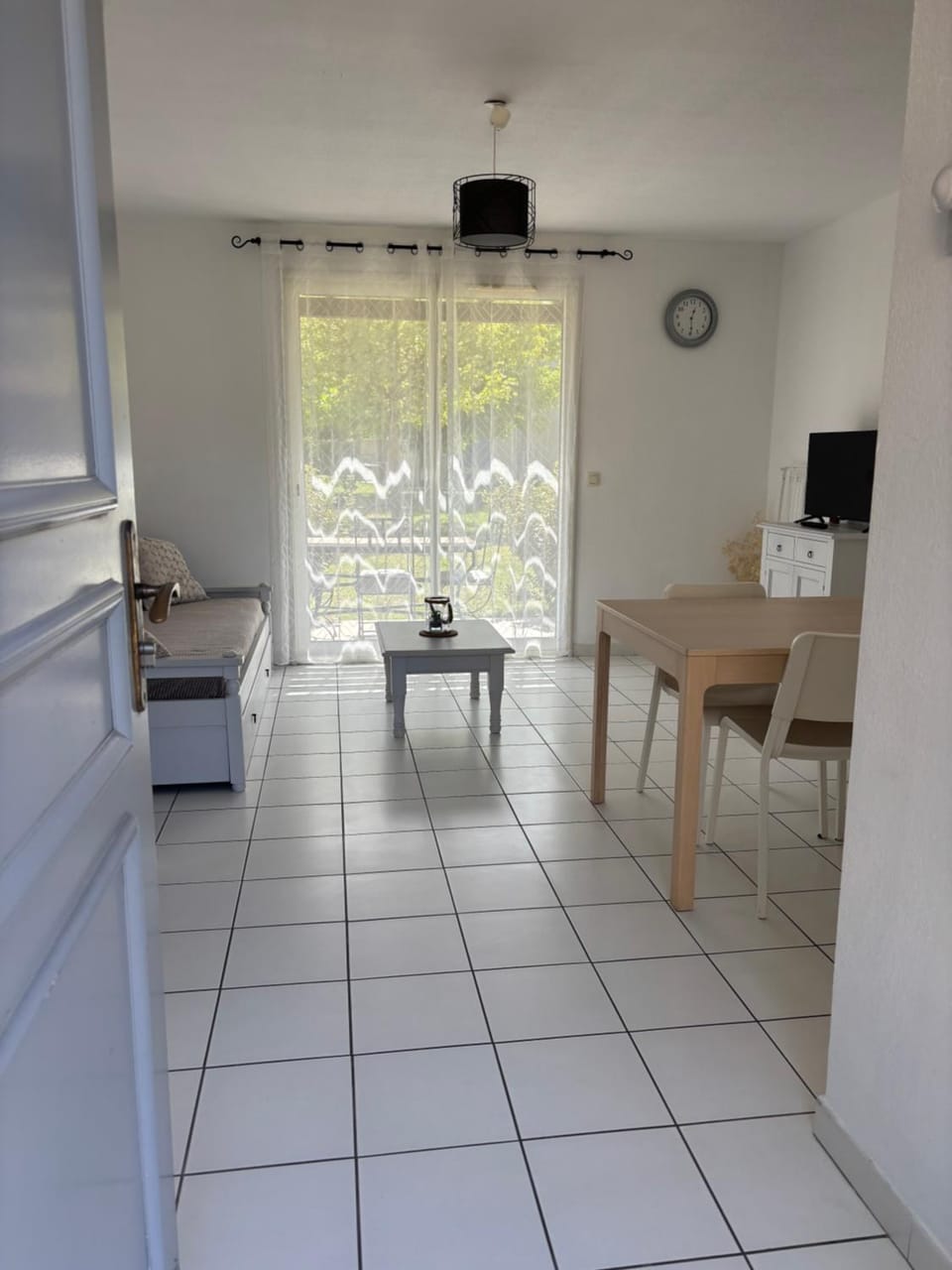 TV and multimedia, Living room, Seating area, Dining area