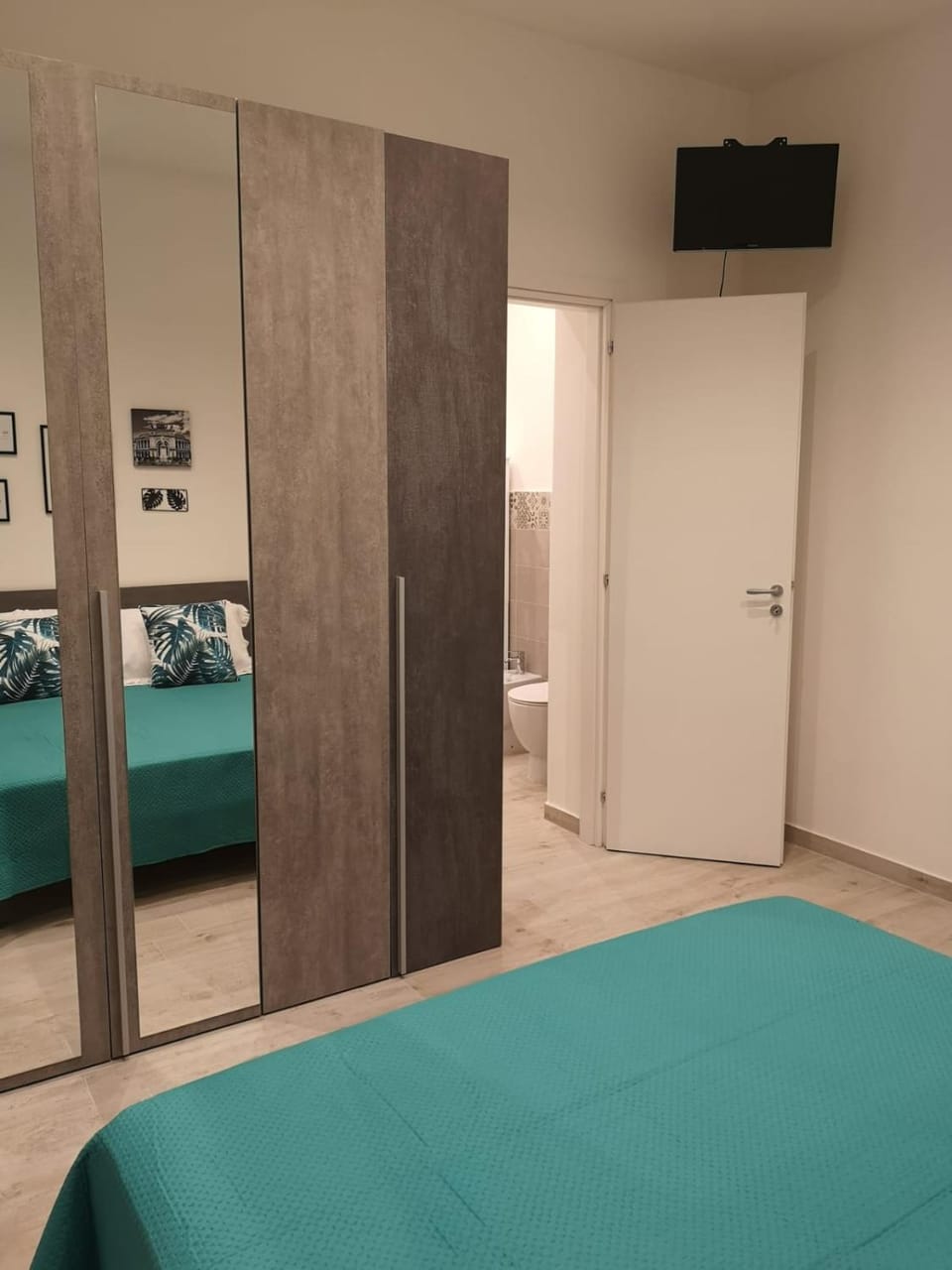 TV and multimedia, Photo of the whole room, Bedroom, wardrobe