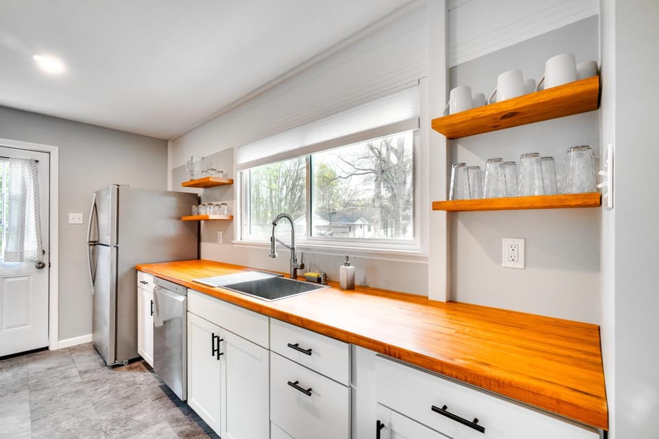 Updated Home Central Oak Ridge Location House in Oak Ridge