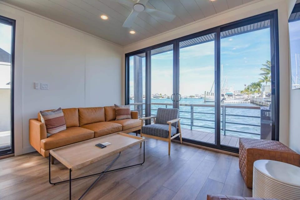Awai's Floating Villa - Houseboat in Luxury Village Docked boat in Stock Island