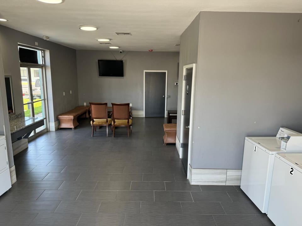 TV and multimedia, Seating area, laundry