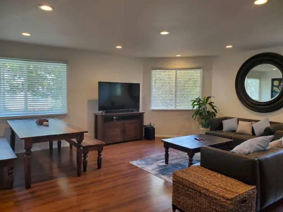 Located In The Heart Of The West Side Apartment in Mar Vista