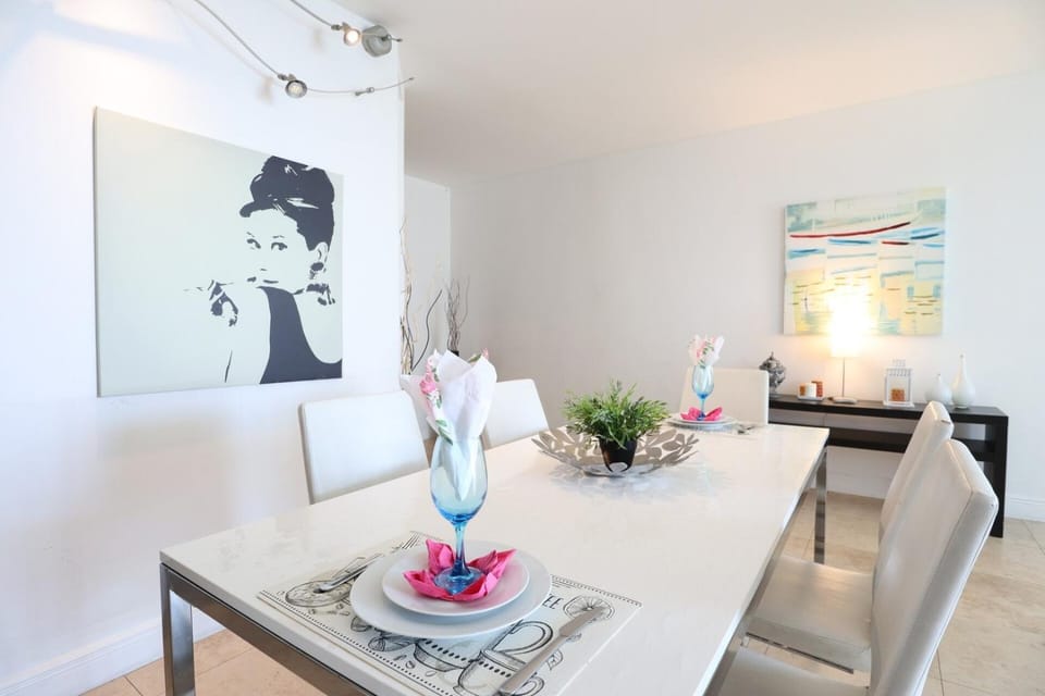 2Bed/2Bath, 4QueenBeds & OceanView at Tides House in Hollywood Beach