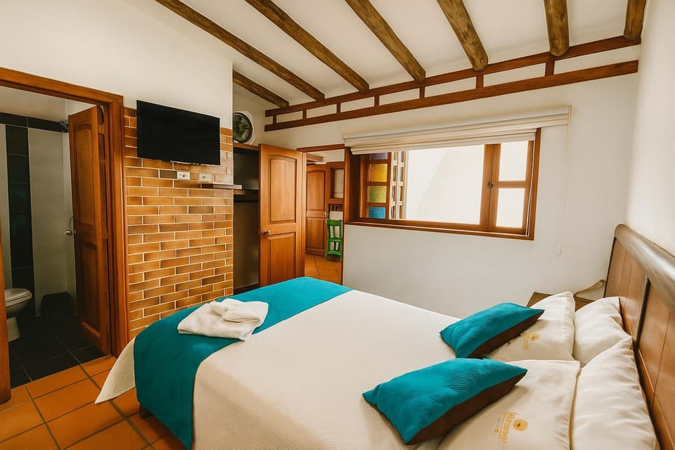 Bed, Bathroom, TV and multimedia, Photo of the whole room, towels