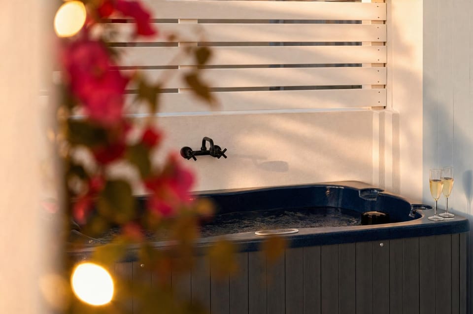 Victoria Luxury Suite - Private Jacuzzi & Terrace Apartment in Athens