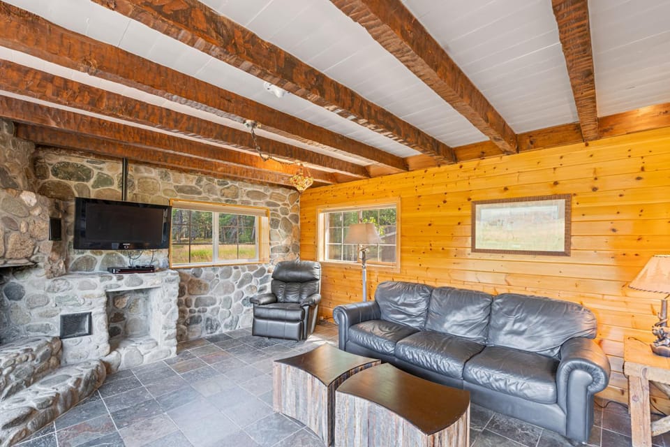 Dog-Friendly 3BR on 200 Acres w/ River Access House in Sierra Nevada