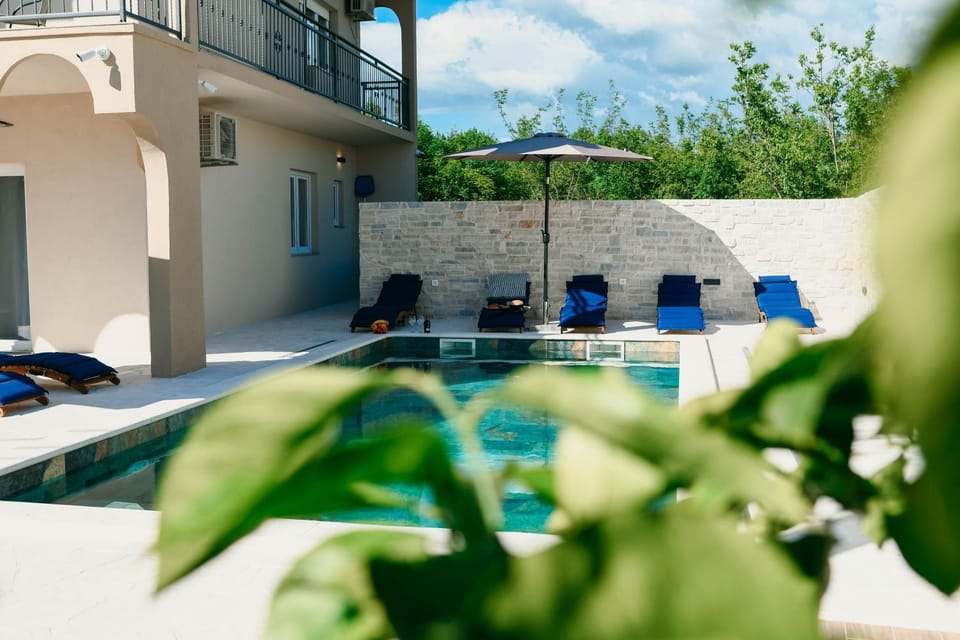 Property building, Patio, Day, Garden, View (from property/room), Garden view, Pool view, Swimming pool, sunbed