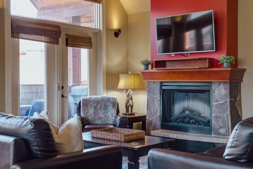 Panoramic Mountain View Condo Apartment in Canmore