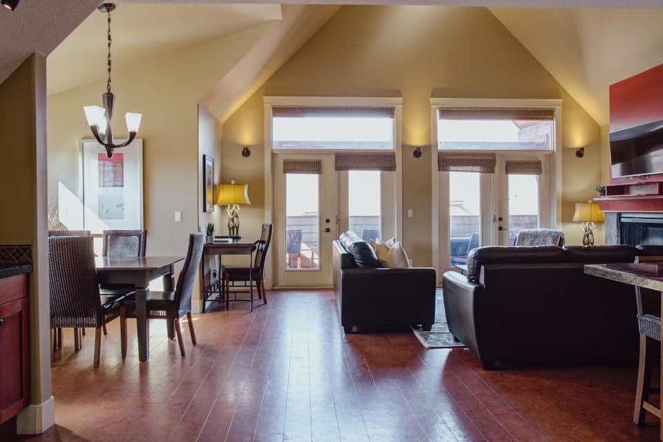 Panoramic Mountain View Condo Apartment in Canmore