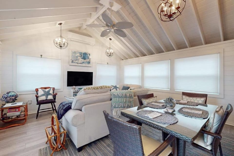 Elegant Coastal Cottage House in Brewster