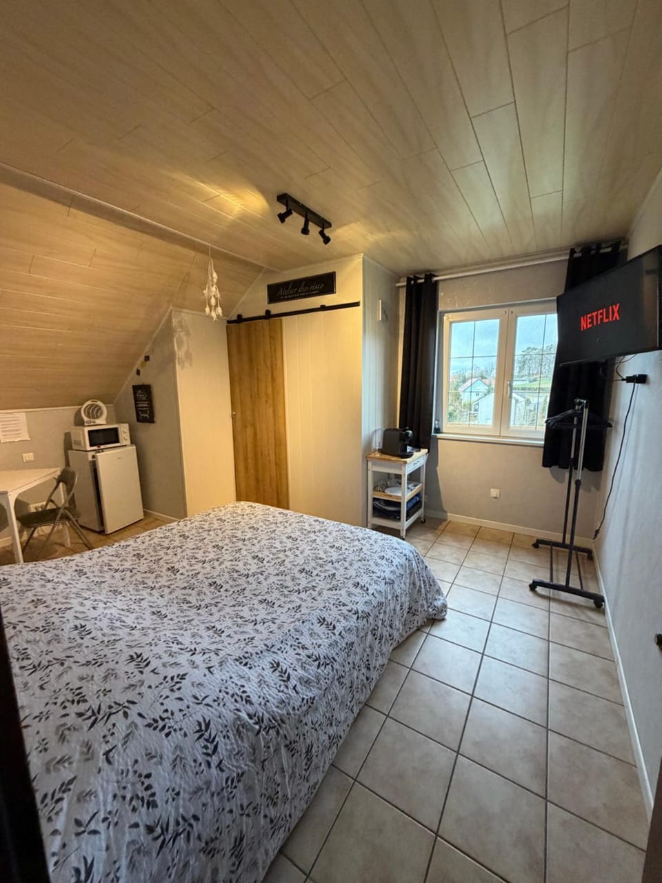Bed, TV and multimedia, Photo of the whole room, Bedroom