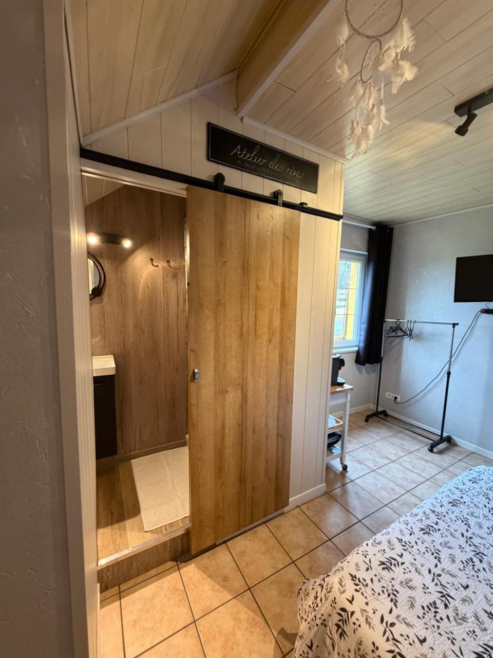 Shower, Toilet, Bed, Bathroom, Photo of the whole room, Bedroom, towels