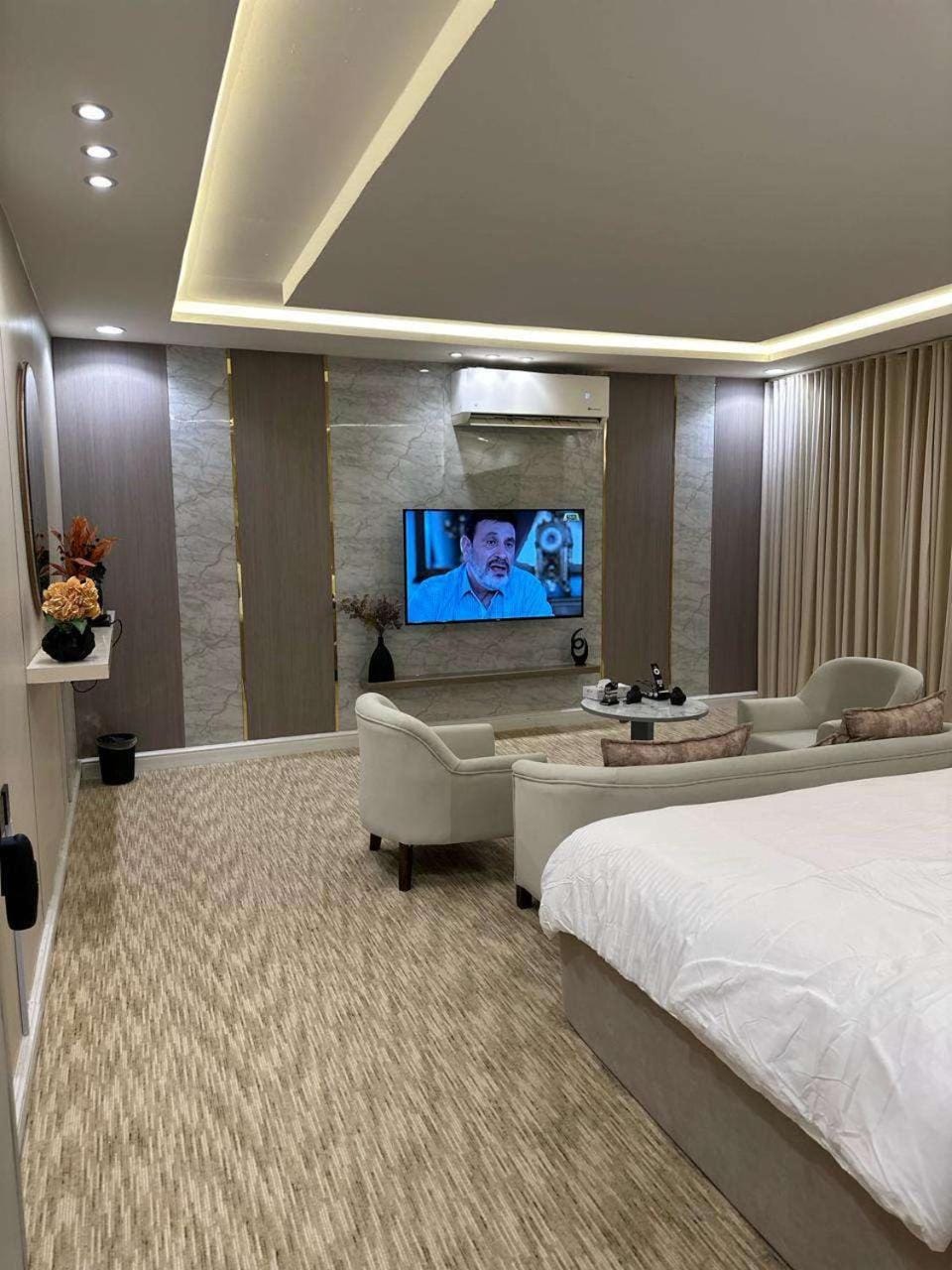 TV and multimedia, Living room, Photo of the whole room, Bedroom