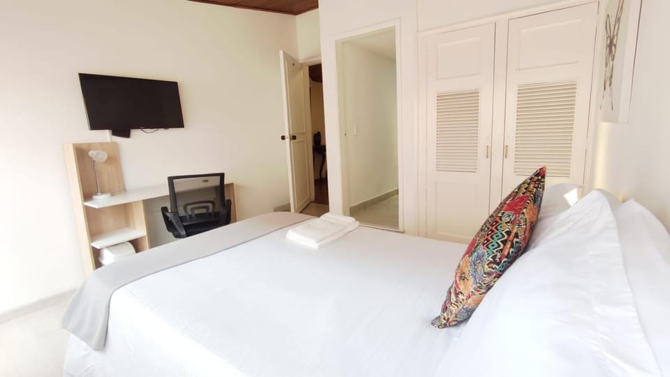 Bed, TV and multimedia, Photo of the whole room, Bedroom