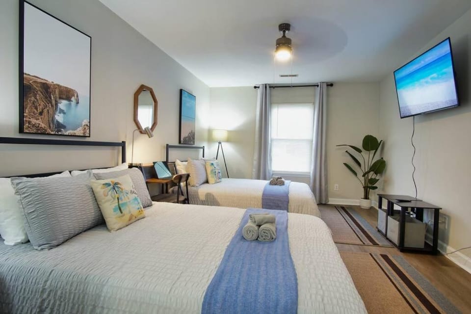 Bed, TV and multimedia, Photo of the whole room, Bedroom