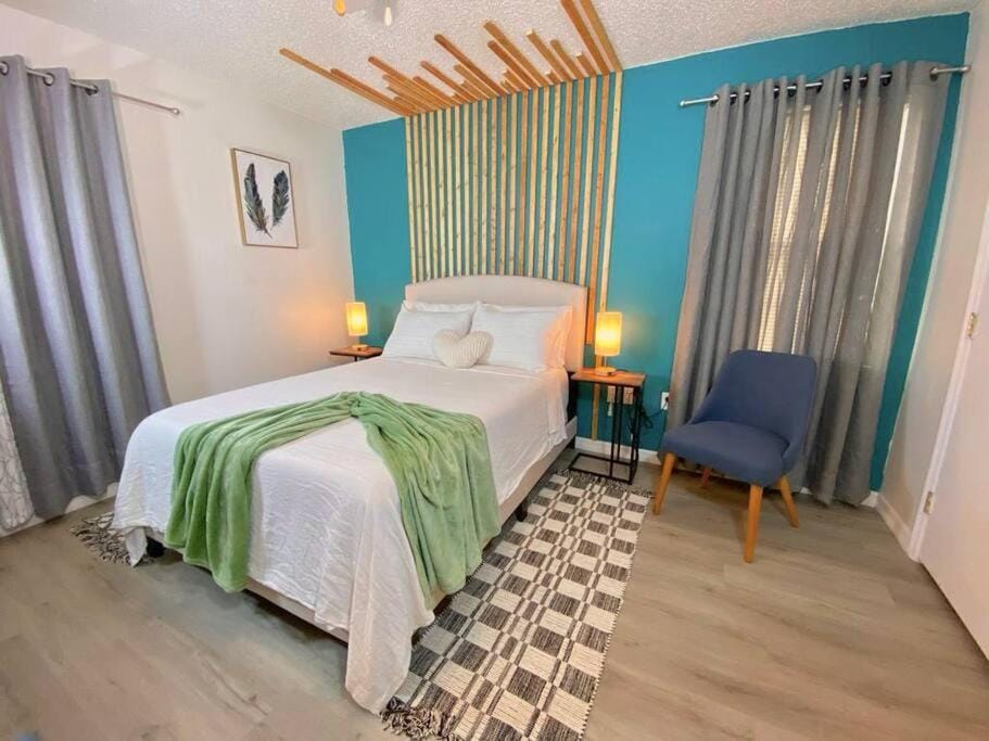 Photo of the whole room, Bedroom