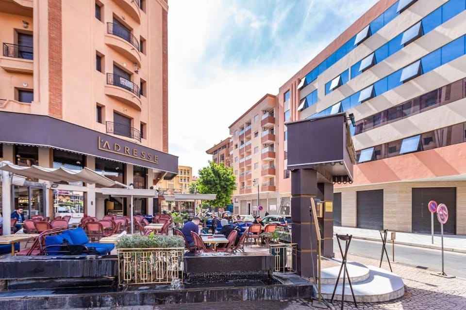 Property building, Restaurant/places to eat, Neighbourhood, Seating area, Evening entertainment, City view, Street view, Breakfast, group of guests