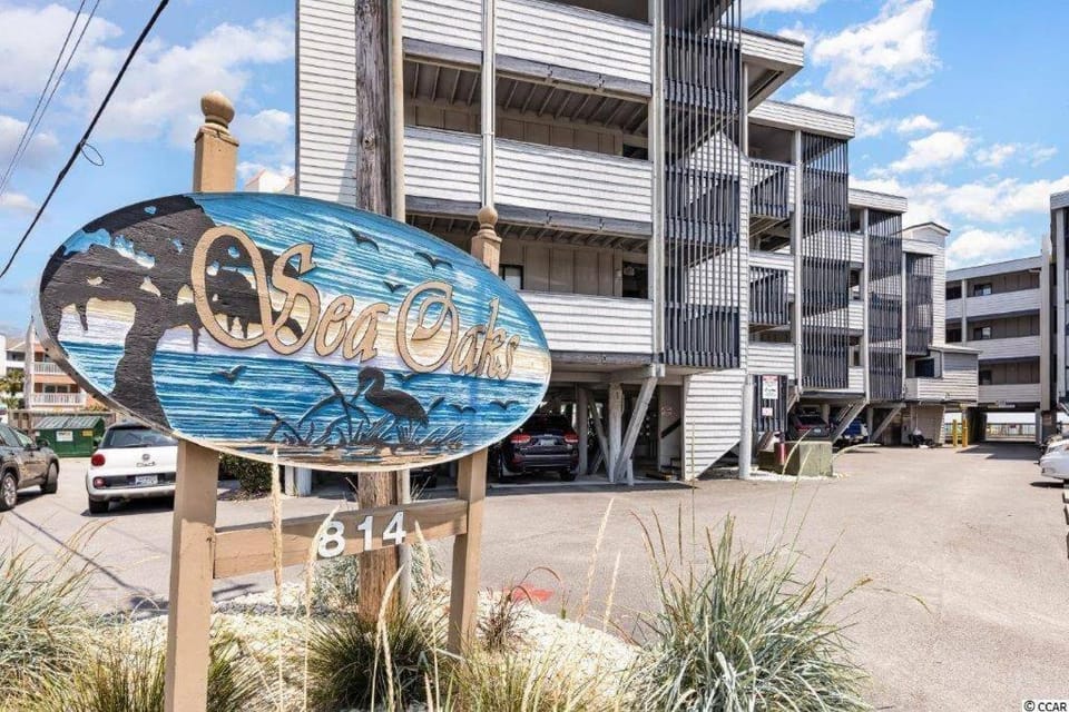 Ocean Breeze Beachfront Condo, Newly Renovated Apartment in Garden City