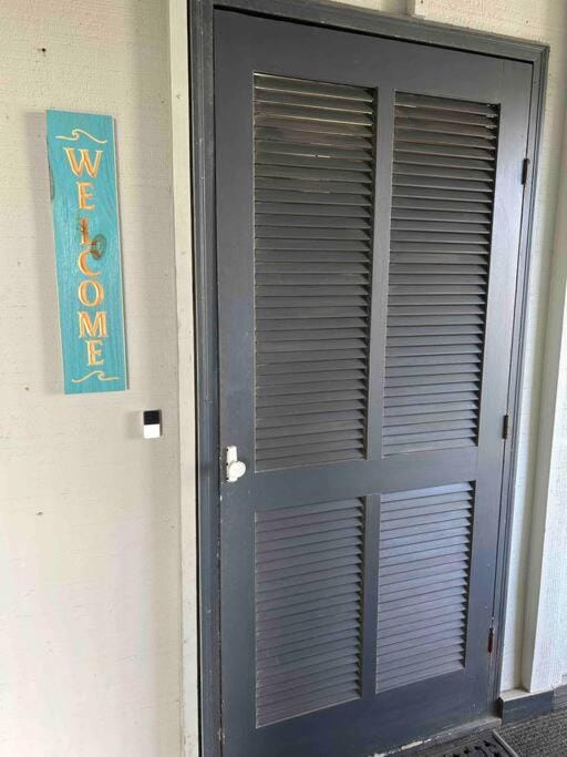 Ocean Breeze Beachfront Condo, Newly Renovated Apartment in Garden City