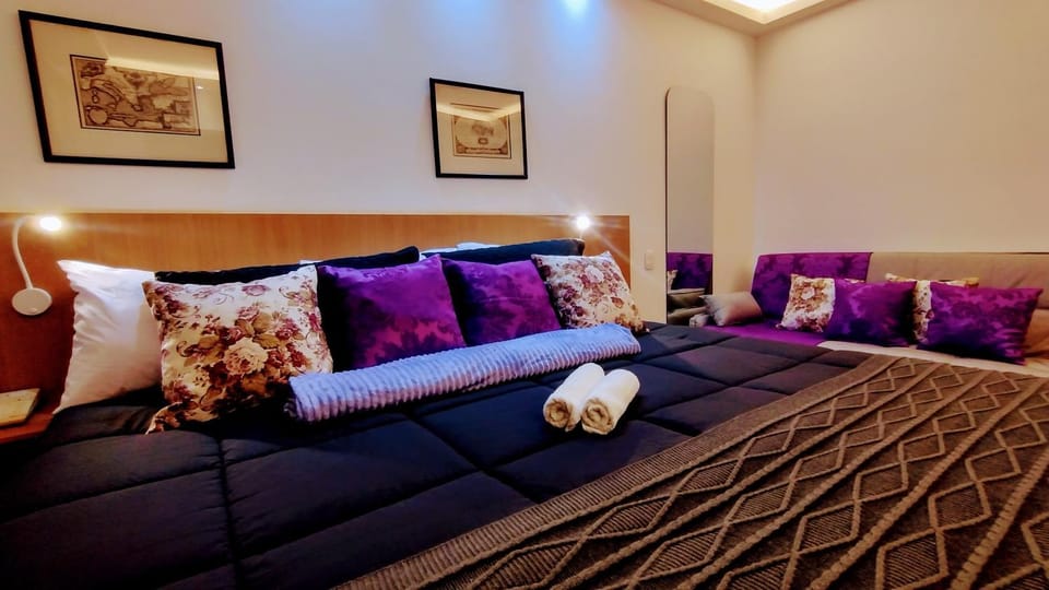 Bed, Living room, Photo of the whole room, Seating area, Bedroom