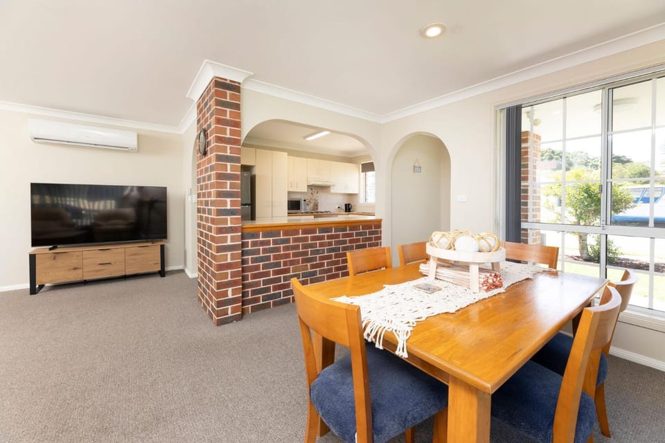 TV and multimedia, Kitchen or kitchenette, Living room, Dining area, air conditioner