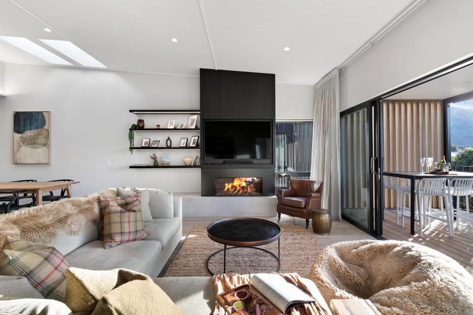 Communal lounge/ TV room, TV and multimedia, Living room, Seating area, Evening entertainment