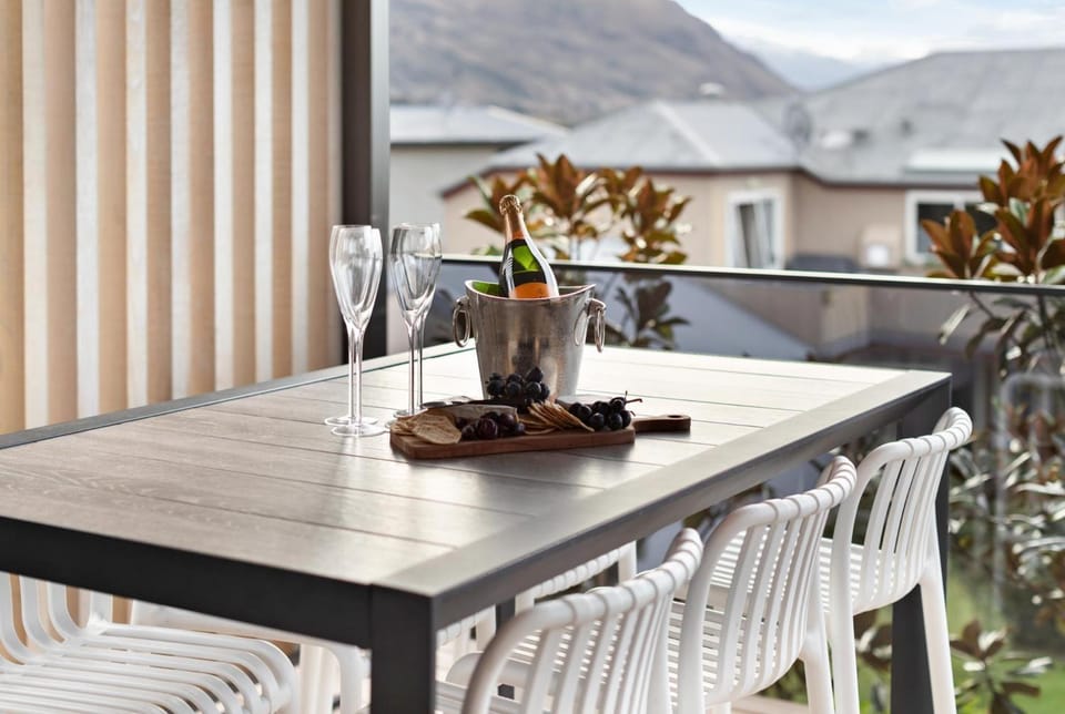 Patio, Day, Natural landscape, View (from property/room), Balcony/Terrace, Dining area, Lake view, Mountain view