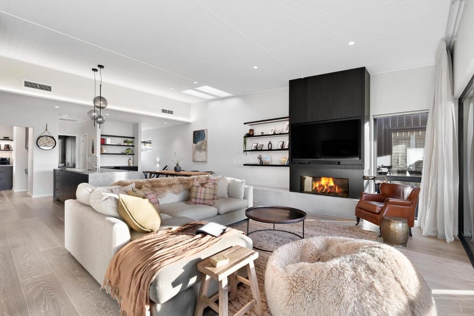 Communal lounge/ TV room, TV and multimedia, Living room, Seating area, Evening entertainment