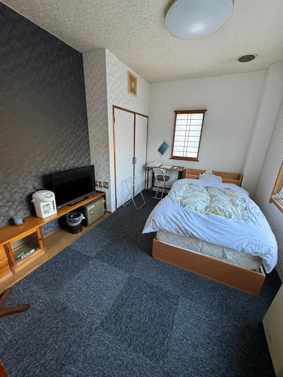 Bed, towels