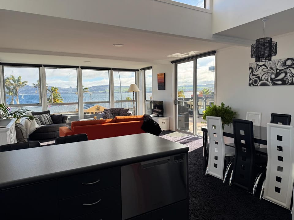 Living room, Seating area, Dining area, Mountain view