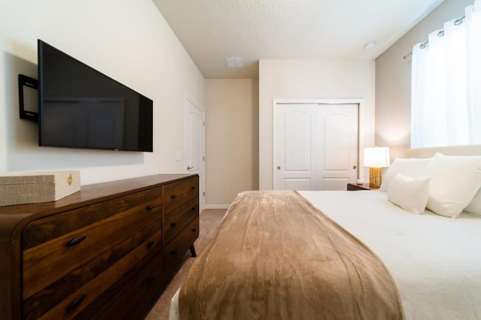 Premium 5-Bed Townhome Themed Perfect Location House in Four Corners