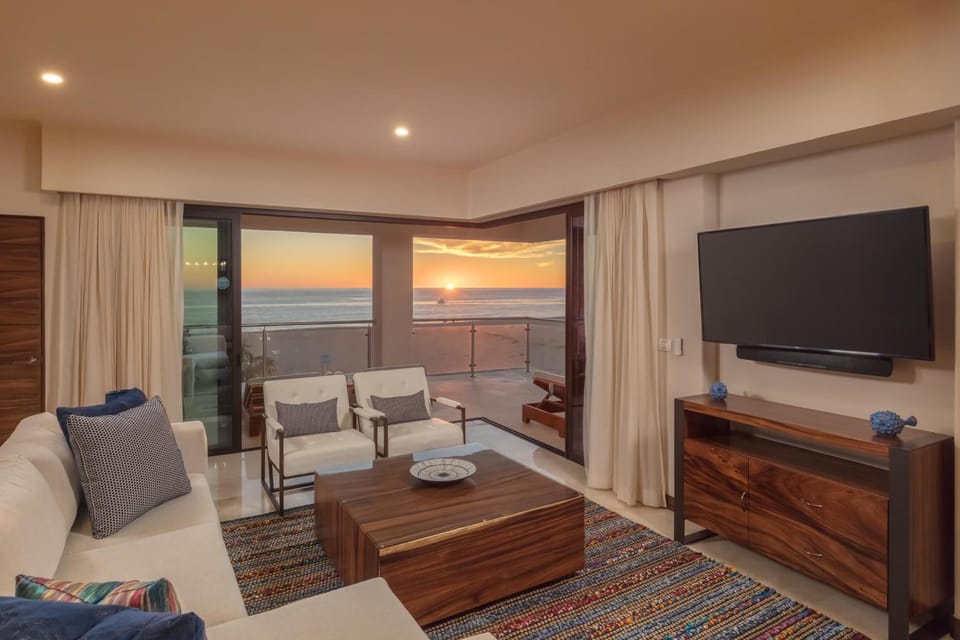 Natural landscape, TV and multimedia, Living room, Seating area, Evening entertainment, Sea view, Sunset