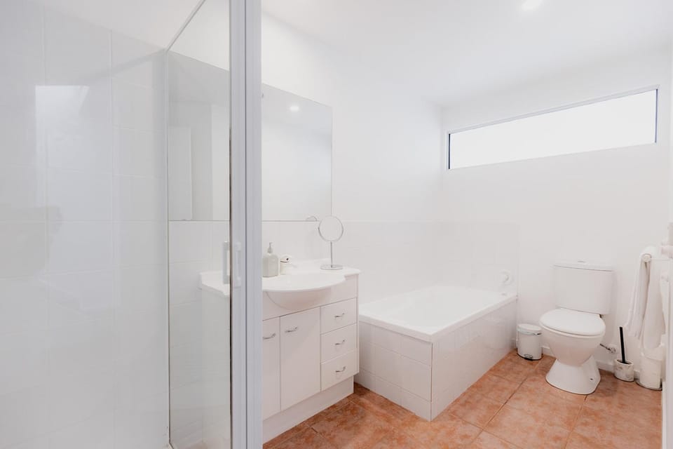 Shower, Toilet, Bathroom, Bath, towels
