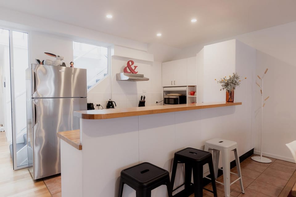 Kitchen or kitchenette, minibar, oven, stove, toaster