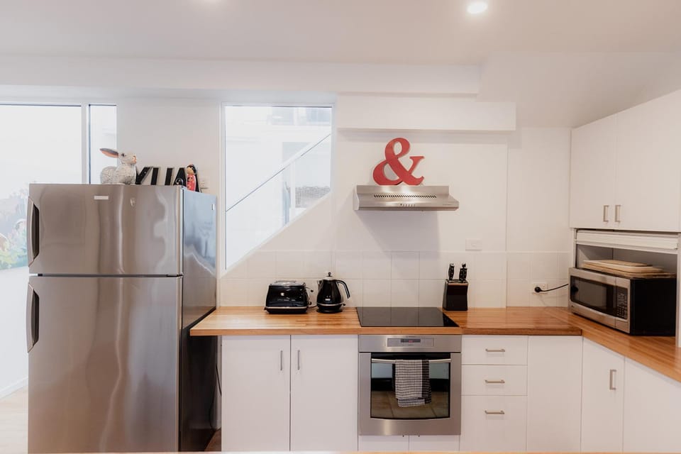 Kitchen or kitchenette, dishwasher, minibar, oven, stove, toaster