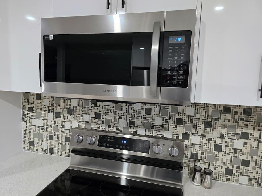 Kitchen or kitchenette, minibar, stove