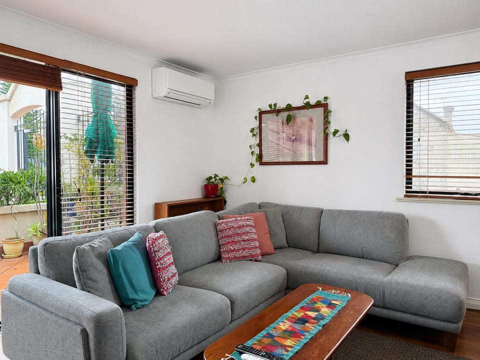 Esplanade Villa central & parking Apartment in Perth