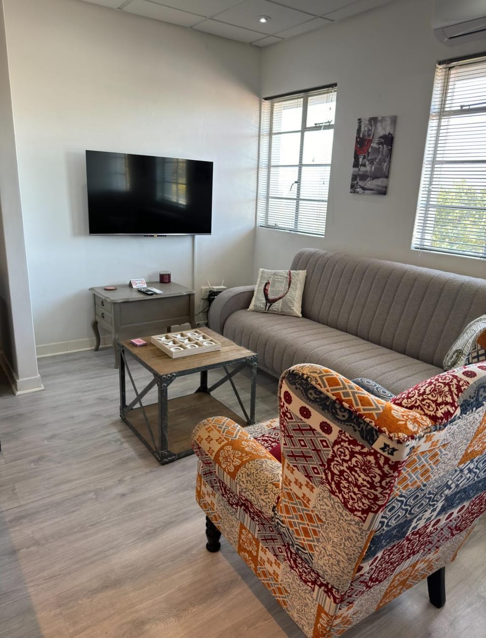 TV and multimedia, Living room, Seating area, Evening entertainment