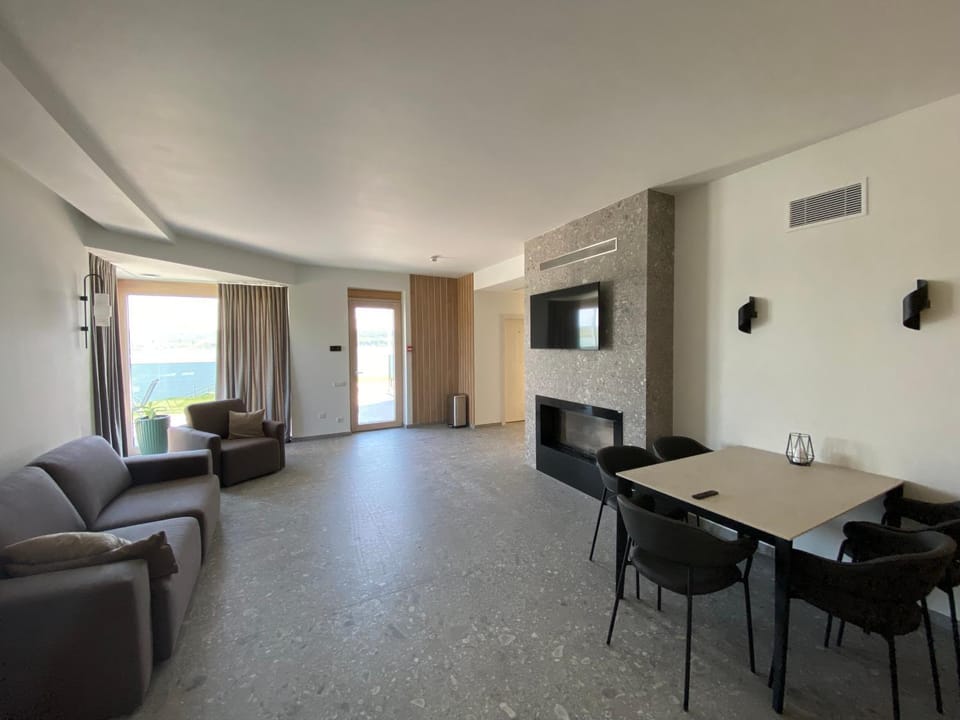 Communal lounge/ TV room, TV and multimedia, Kitchen or kitchenette, Living room, Seating area, Dining area, Evening entertainment