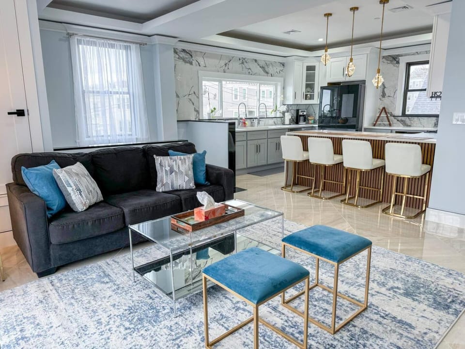 3br Gem Skyline Views, Laundry & Central Air Apartment in Quincy