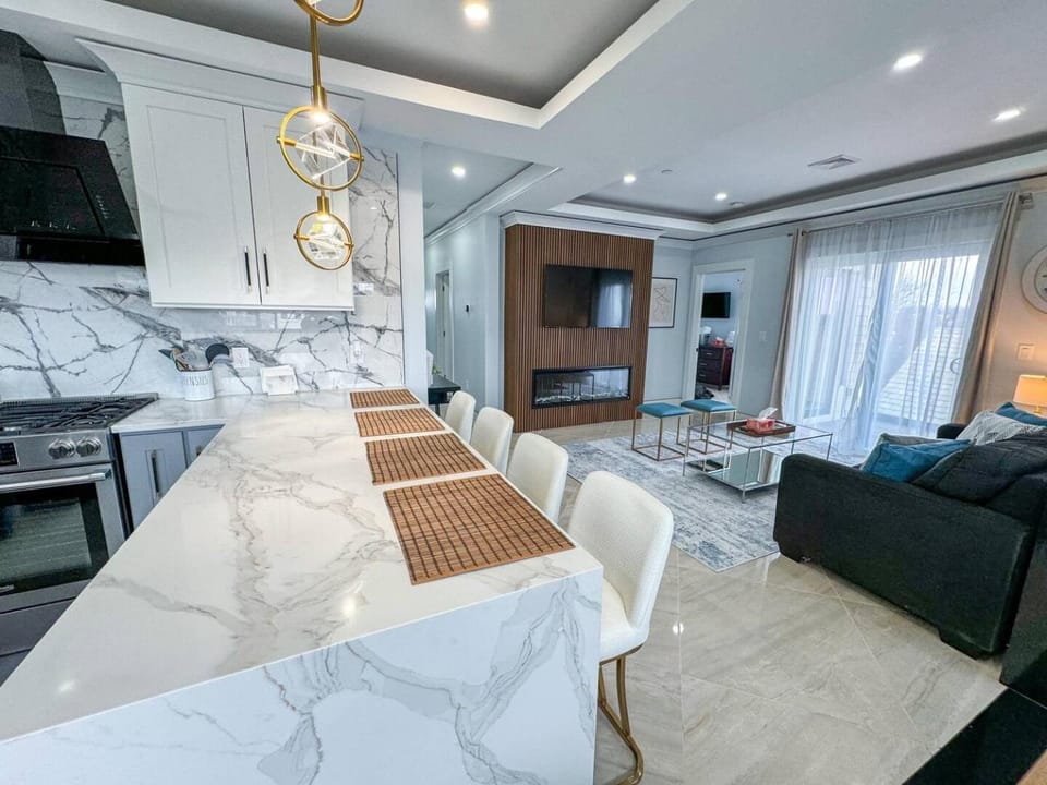 3br Gem Skyline Views, Laundry & Central Air Apartment in Quincy