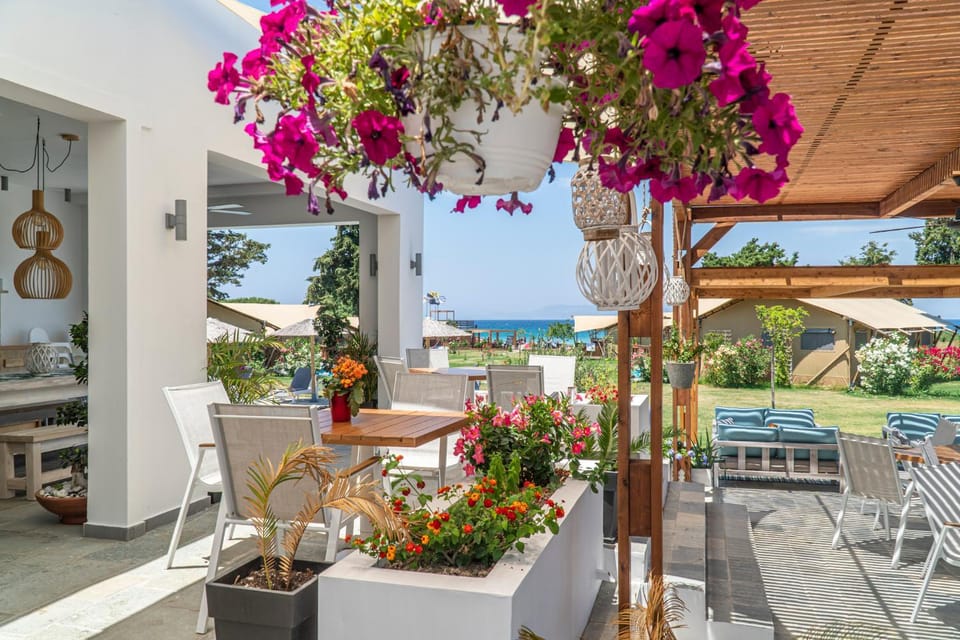 Property building, Restaurant/places to eat, Garden, Breakfast