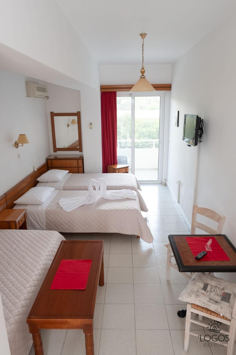 Bed, TV and multimedia, Photo of the whole room, Bedroom