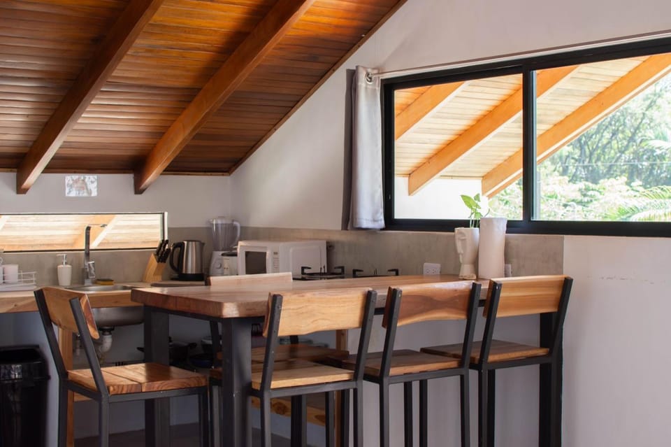 Coffee/tea facilities, Kitchen or kitchenette, Living room, Seating area, Dining area
