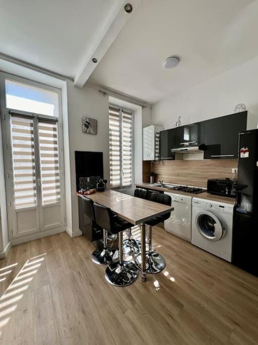 Kitchen or kitchenette, Dining area, dishwasher, oven, stove