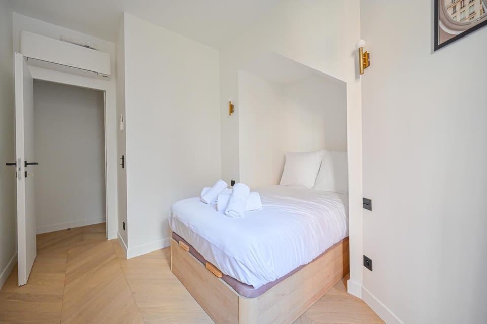 Bed, Photo of the whole room, Bedroom