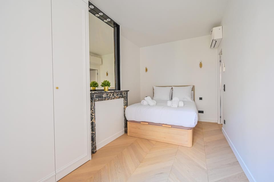 Bed, Photo of the whole room, Bedroom
